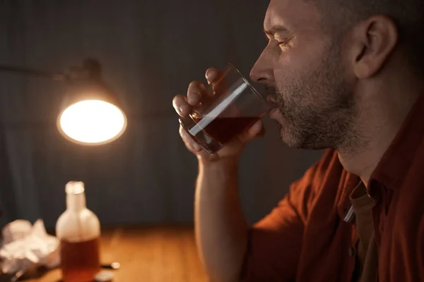 Чоловік п'є міцний алкоголь — стокове фото