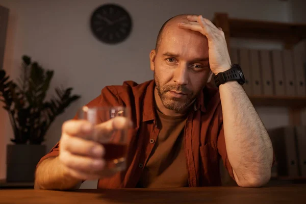 Hombre molesto bebiendo — Foto de Stock