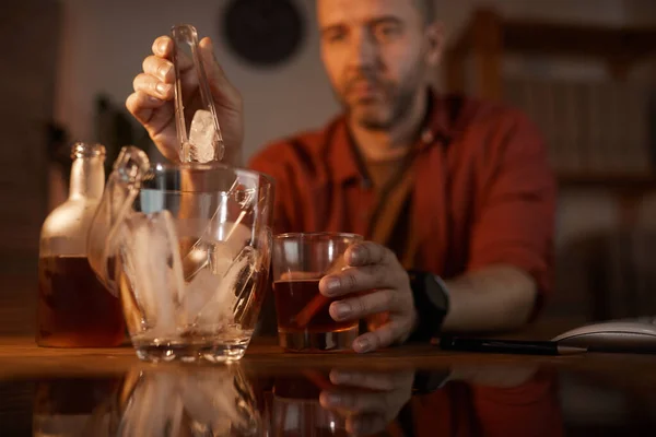 Чоловік п'є алкоголь з льодом — стокове фото