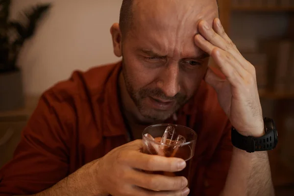 П'яний чоловік п'є алкоголь — стокове фото