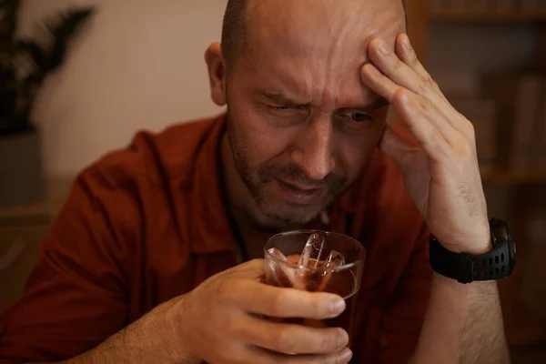 Betrunkener trinkt Alkohol — Stockfoto