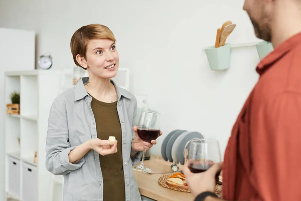 Frau trinkt Wein mit Mann — Stockfoto