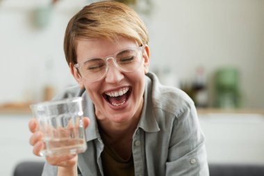 Kadın partide eğleniyor.