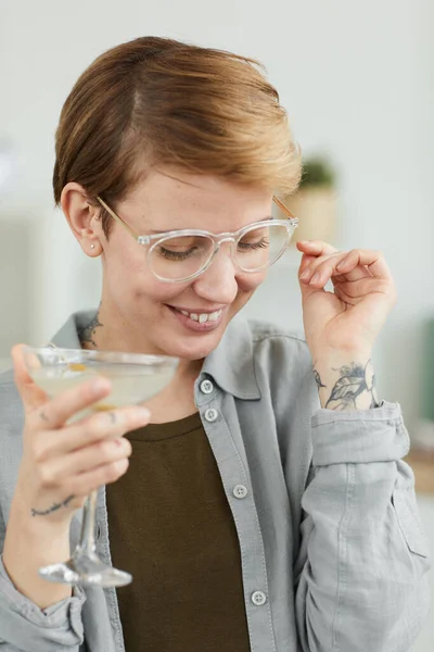 Žena pije koktejl — Stock fotografie