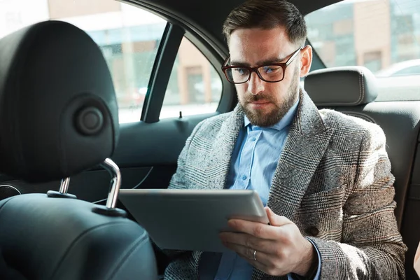 Homme avec tablette PC dans la voiture — Photo