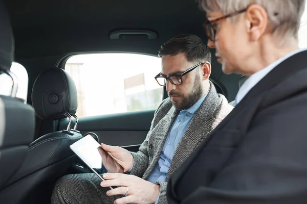 Les gens d'affaires utilisant la tablette PC dans la voiture — Photo