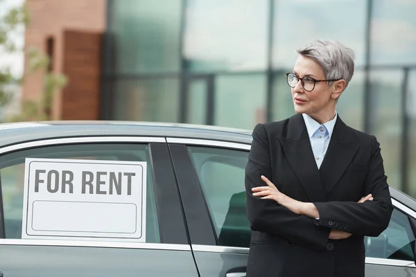 Empresaria alquilando el coche — Foto de Stock