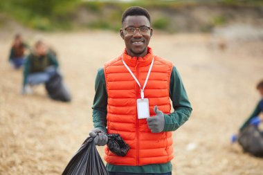 Afrikalı bir adam gönüllü olarak çalışıyor.