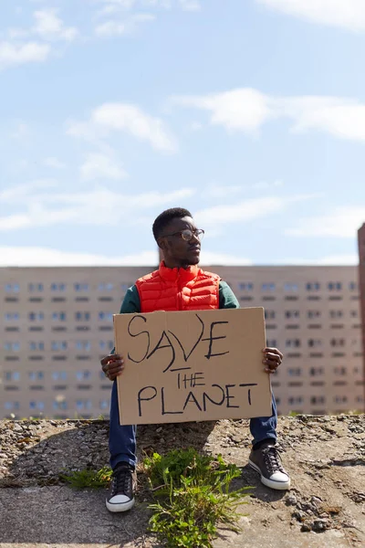 Hombre africano con pancarta al aire libre —  Fotos de Stock