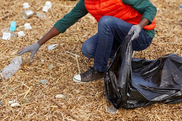Женщина чистит землю на улице — стоковое фото