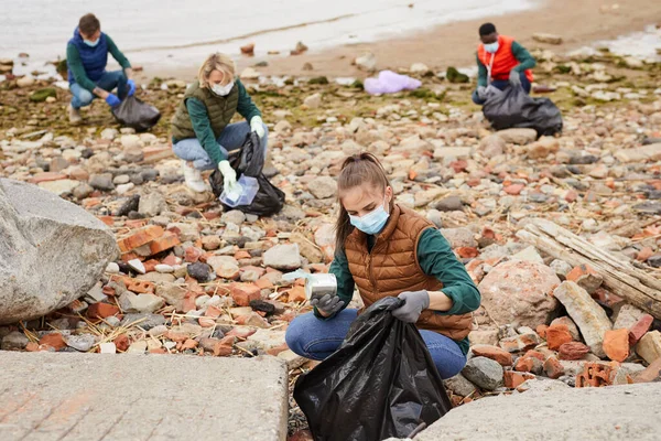 Grupo de voluntários recolhendo o lixo — Fotografia de Stock