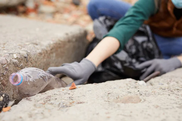 Şişelerden doğayı temizliyorum.