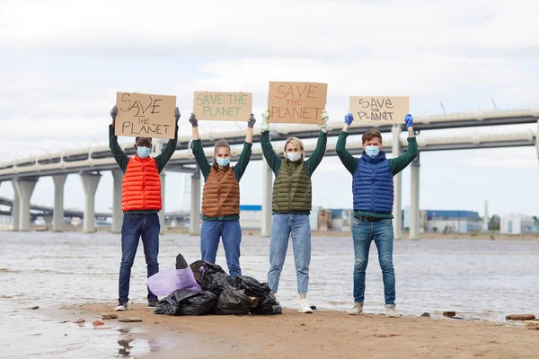 Voluntarios limpiando la costa —  Fotos de Stock