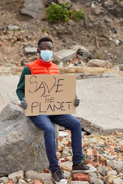 Voluntario africano salvando la naturaleza —  Fotos de Stock