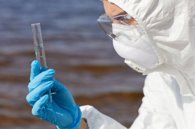 Kimyager örnekleri alıyor