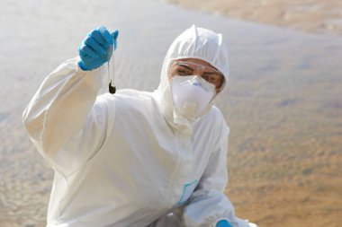 Biyolog açık havada çalışıyor.