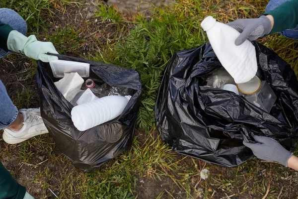 Pessoas limpando o lixo — Fotografia de Stock