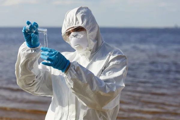 Cientista que trabalha com amostras — Fotografia de Stock