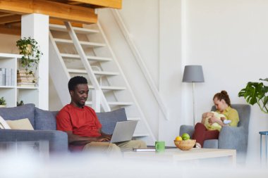 Aile kanepede oturuyor.