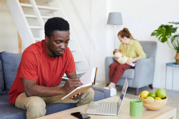 Joven trabajando en casa — Foto de Stock