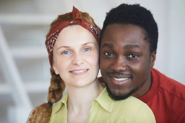 Multiraciaal gelukkig paar — Stockfoto