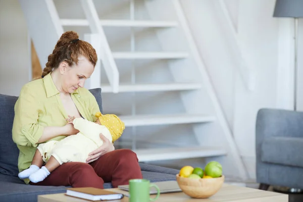 Mère nourrissant son bébé — Photo