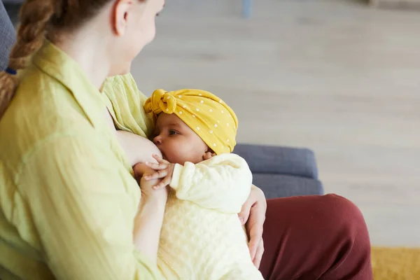 Femme qui allaite son bébé — Photo