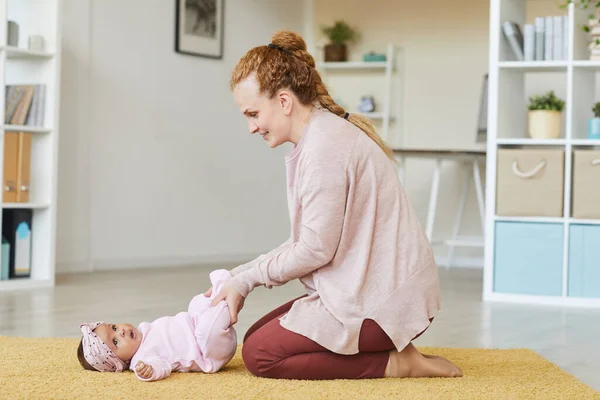 Femme exerçant avec bébé — Photo