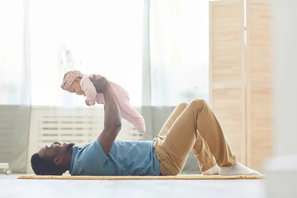 Padre haciendo ejercicio con el bebé —  Fotos de Stock