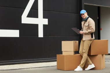 Depoda çalışan adam.