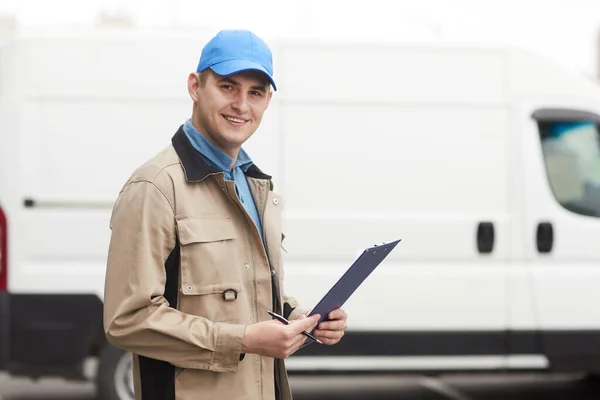 Mann arbeitet in Lieferfirma — Stockfoto