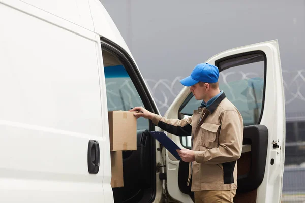 Man working at delivery company — Stock Photo, Image