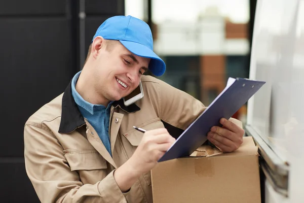 Man working in delivery service — Stock Photo, Image