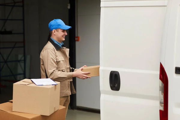 Worker loading the van — Stock Photo, Image