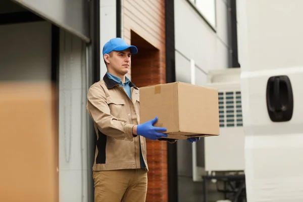 Courier carrying parcel — Stock Photo, Image