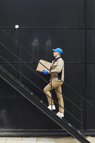 Corriere che trasporta pacco — Foto Stock