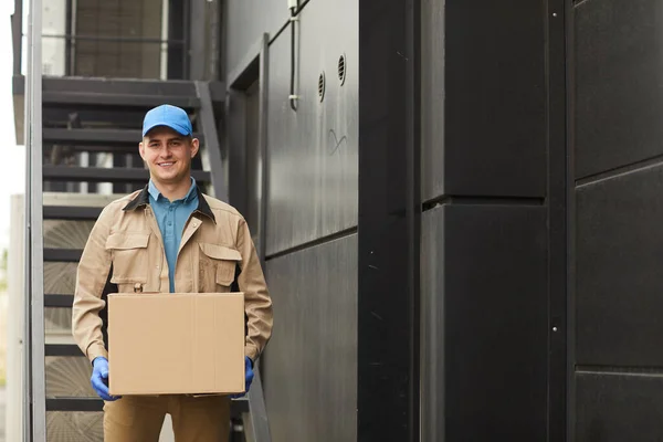 Delivery person with parcel — Stock Photo, Image