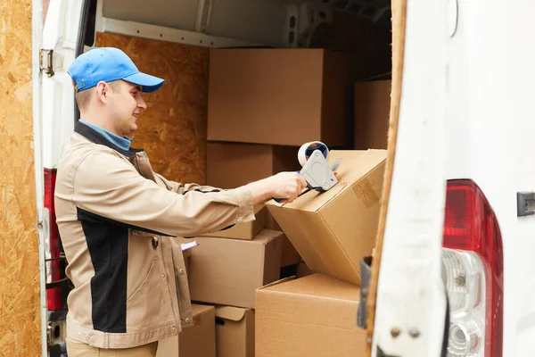 Man packing the parcels — Stock Photo, Image