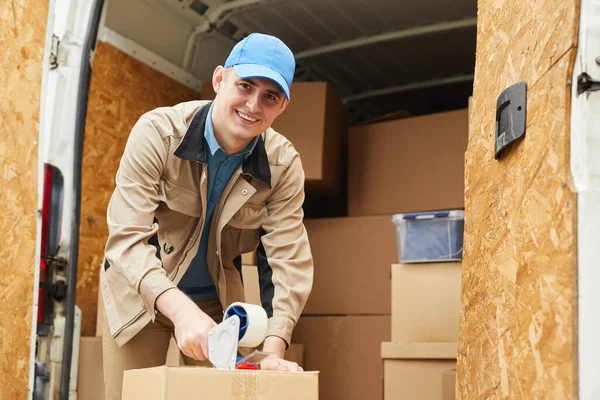 Worker packing the loads — Stock Photo, Image