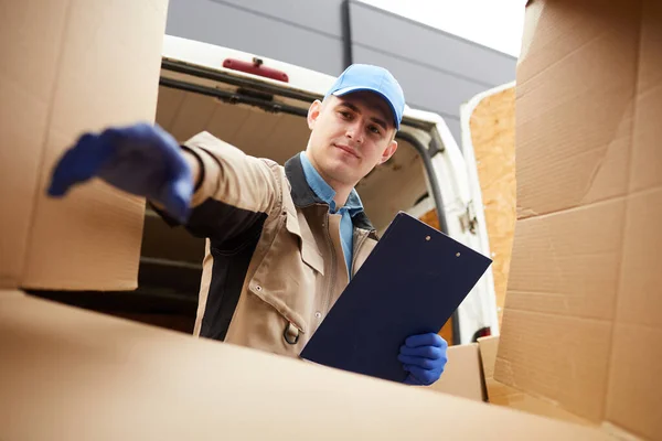 Man working in cargo delivery — Stock Photo, Image