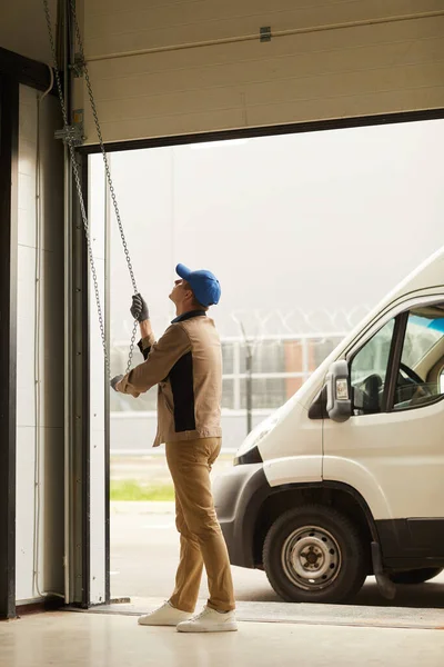 Ouvrier travaillant dans un entrepôt — Photo