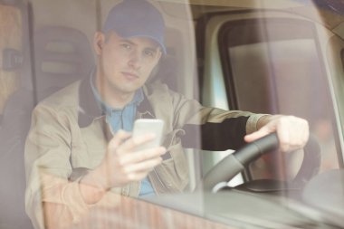 Minibüsü kurye kullanıyor.