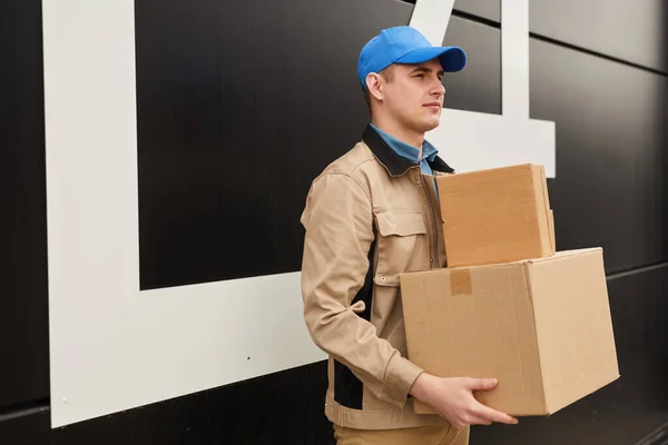 Worker carrying packages — Stock Photo, Image