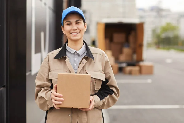 Woman working in delivery company — Stock Photo, Image
