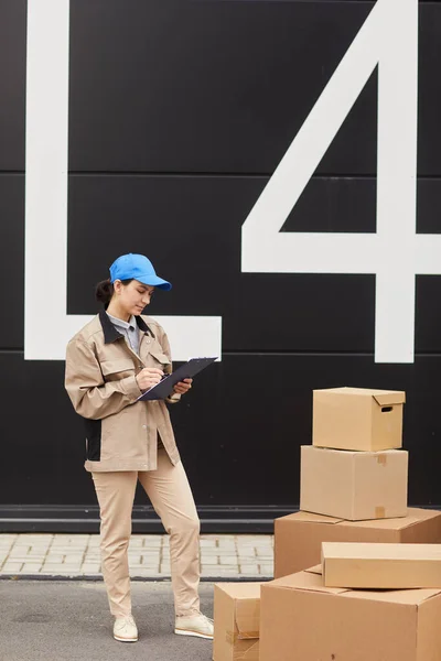 Woman taking the parcels — Stock Photo, Image