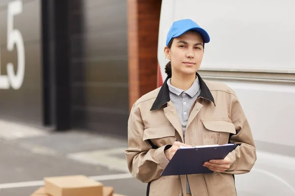 Woman working in delivery warehouse — Stock Photo, Image