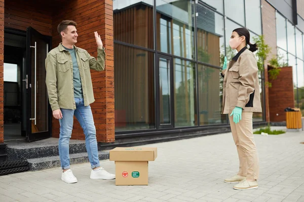 Contactless delivery of parcel — Stock Photo, Image