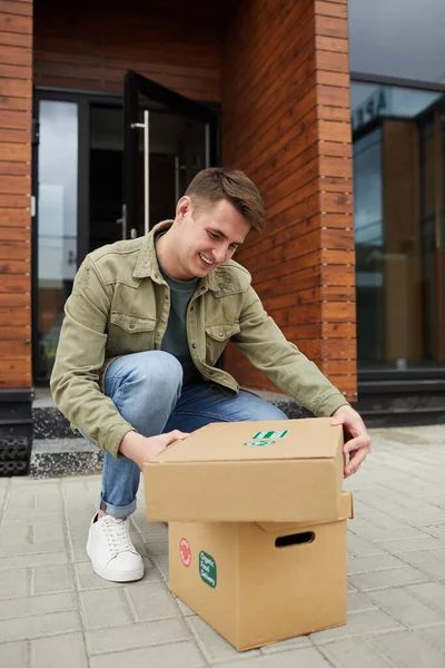 Man med paket utomhus — Stockfoto