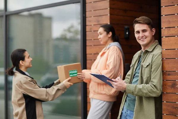 Couple getting food delivery — Stock Photo, Image