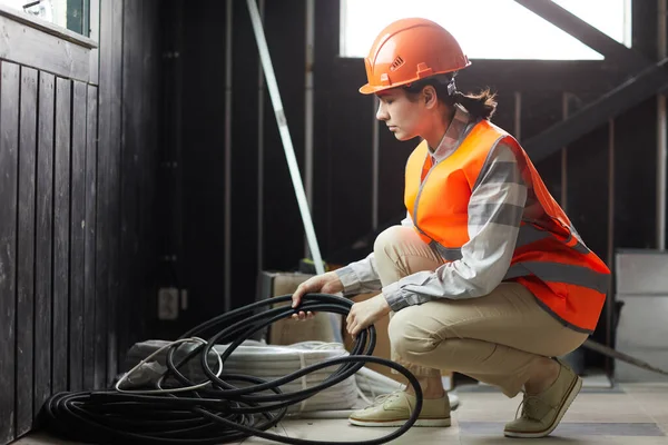 Vrouw werkzaam op bouwplaats — Stockfoto